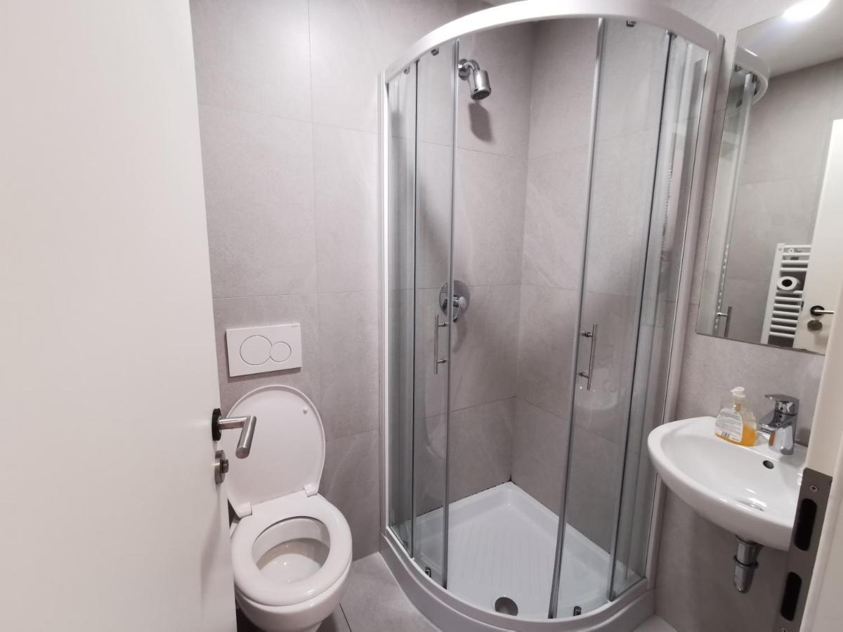 Simbol Rooms With Free Private Parking Ljubljana Bagian luar foto
